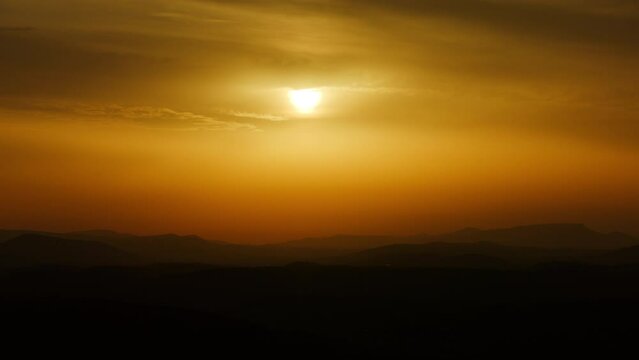 vue a&eacute;rienne drone au couch&eacute; du soleil sur la sainte Baume et le Garlaban, les montagnes de Marcel Pagnol, &agrave; proximit&eacute; de Marseille en France