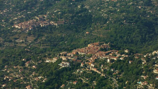 Prises de vues a&eacute;riennes drone des villages de Montauroux et de Calian dans le Var en France