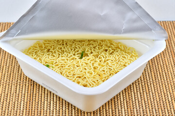 お湯を入れる前のカップ焼きそば