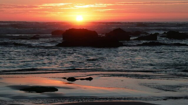 Sole al tramonto su una spiaggia.