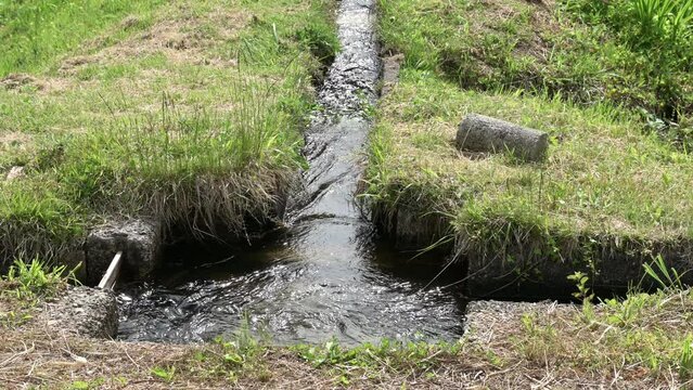 水が流れる細い用水路