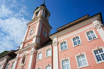 ドイツの街中に建つピンク色の外壁のかわいい建物