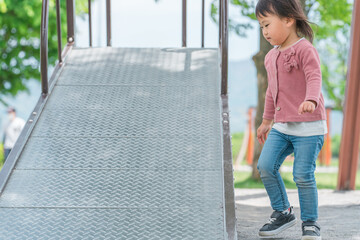 公園の遊具で遊ぶ・運動する子供（女の子・幼児・園児）
