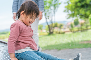 公園の遊具で遊ぶ・運動する子供とママ（女の子・幼児・園児）
