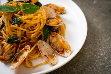 Stir Fried Spaghetti with Clams and Garlic and Chilli