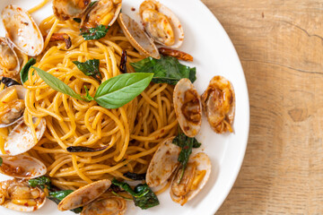 Stir Fried Spaghetti with Clams and Garlic and Chilli