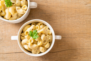 macaroni and cheese with herbs