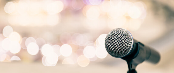 Obraz premium Microphone for press conference speaker report interview concepts or broadcasting public speaking speech presentation stage performance and reporter news with empty copy space background.