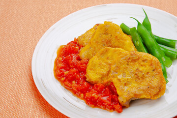 豚ヒレ肉のピカタ、トマトソース添え