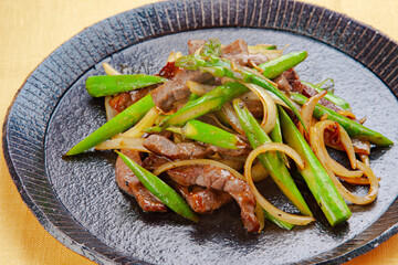 牛肉とアスパラガス、玉ねぎのカレーオイスター炒め