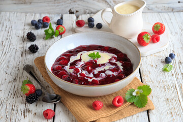 Rote Grütze mit Vanillesoße