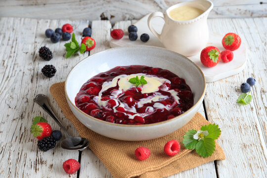 Rote Gr&uuml;tze mit Vanilleso&szlig;e