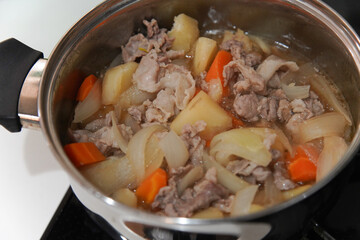 肉じゃがを作る様子