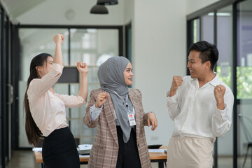 Obraz premium Asian businessmen, women and men Talk about new projects, presents at home office.