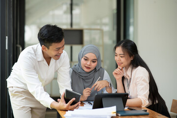 Fototapeta premium Asia business meeting consultations of business people in the company's meeting room. 