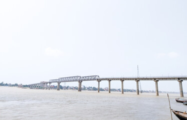 Obraz premium Lal Bahadur Shastri bridge on the ganga river in india, varanasi