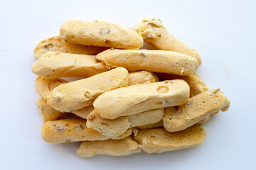 Light and crispy almond meringue cookies