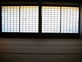 破れた障子を補修した跡が沢山ある伝統的な日本の居間。