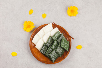  Rice cake made by pressing with rice cake meat into a square or round shape. It can also be made with things like mugwort or dyed in various colors.
