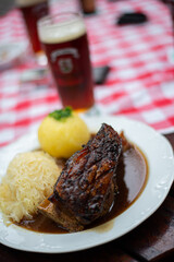 Typisches Essen (Schäufele mit Klöße und Sauerkraut) in Oberfranken