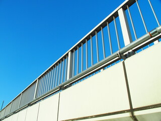 Fototapeta premium 江戸川の浄化機場の白い管理橋と冬の青空