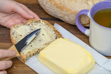 Robić śniadanie, zbliżenie na kromki chleba smarowaną świeżym mlecznym masłem 