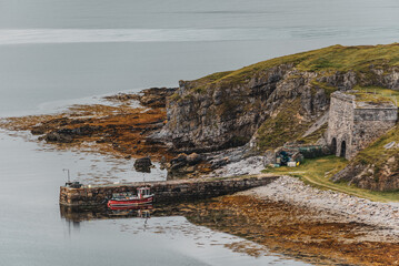 port de pêche écossais avec un bateau rouge