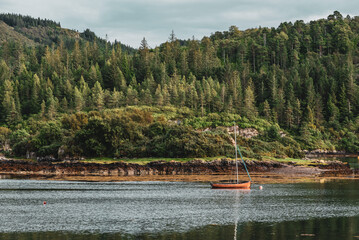 paysage marin écossais avec un bateau