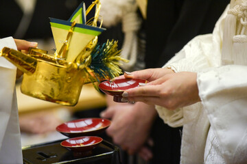 神式でお神酒を受ける新婦