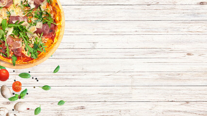Banner mit Pizza, Tomaten und Gewürze. Topview