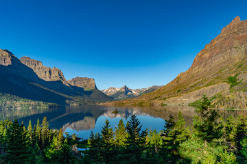 Naklejka premium Sunrise shot of the mountain valley in Glacier National Park, Montana.