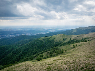 Obraz premium Bollettone Vista: Brianza Below - A Scenic View from Monte Bollettone Overlooking Brianza, Lakes, and Flatlands