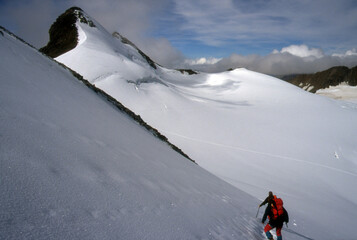 Abstieg vom Wilden Pfaff (3458 Meter), dann Aufstieg zum  Zuckerhütl (3507 Meter) Stubaier Alpen,...