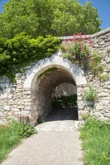 Poterne d'entrée du village de Lussan (Gard)
