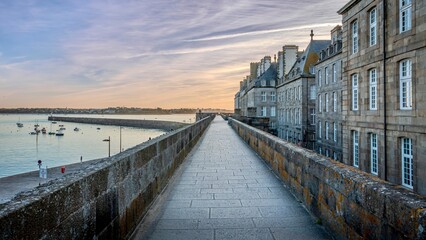 Obraz premium Walkway leading to seaside buildings in Saint-Malo, Bretagne, France