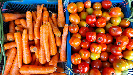 Various kinds of vegetables such as carrots, tomatoes, broccoli, etc. are displayed and sold in traditional markets.