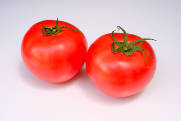 白背景で撮影した二つのトマト