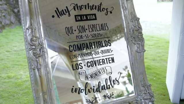 Hay momentos en la vida que son especiales por si solos; compartirlos con personas que quieres; los convierten en momentos inolvidables.  Mensaje en Espejo grande con marco plateado y flores60fps