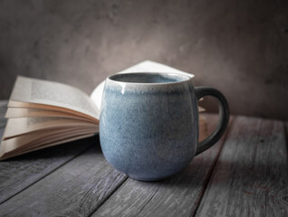 Große Tasse vor einem aufgeschlagenem Buch