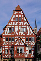 Fachwerkhaus in der Klostergasse und Stadtkirche in der Altstadt  von Bad Wimpfen im Kraichgau,...