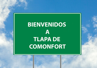 Siguiente salida Bienvenidos a TLAPA DE COMONFORT una señal verde sobre fondo de cielo azul. Colección de señales de tráfico conceptuales