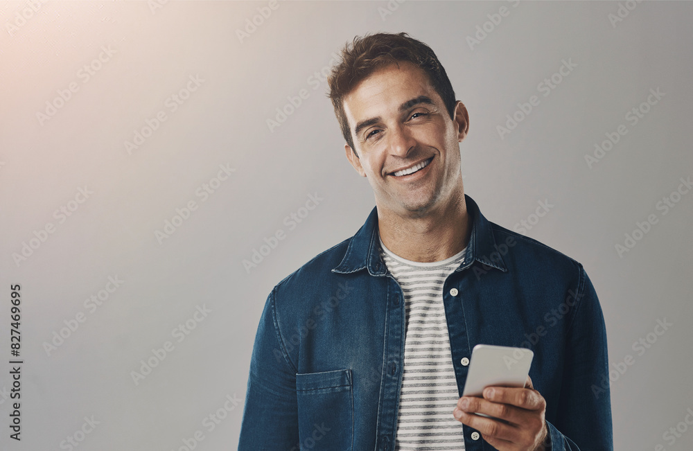 Aufkleber man, portrait and cellphone research in studio on grey background for digital app, online shopping o