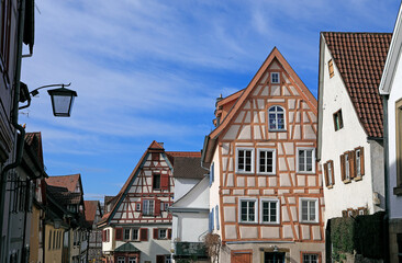 Fototapeta premium Fachwerk-Ensem in der Altstadt von Bad Wimpfen im Kraichgau, Landkreis Heilbronn, Baden-Württemberg, Süddeutschland, Deutschland, Europa.