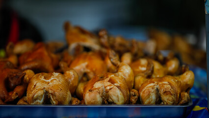 Food from the market is sold on the streets where people pass by. It is easy to buy and the price is cheap.