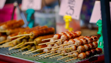 Food from the market is sold on the streets where people pass by. It is easy to buy and the price is cheap.