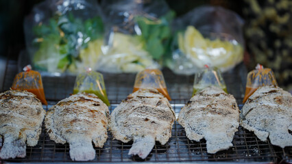 Food from the market is sold on the streets where people pass by. It is easy to buy and the price is cheap.