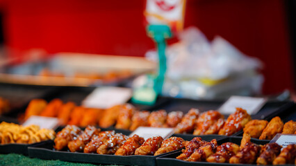 Food from the market is sold on the streets where people pass by. It is easy to buy and the price is cheap.