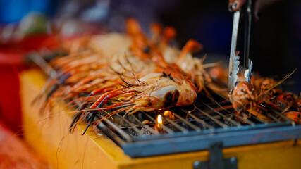 Food from the market is sold on the streets where people pass by. It is easy to buy and the price is cheap.
