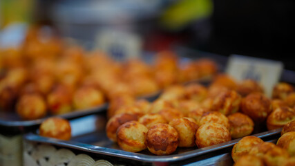 Food from the market is sold on the streets where people pass by. It is easy to buy and the price is cheap.