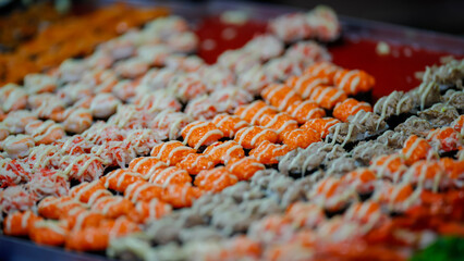 Food from the market is sold on the streets where people pass by. It is easy to buy and the price is cheap.